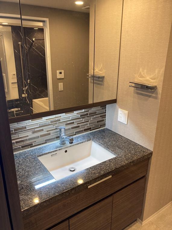 間接照明で手元を照らして。