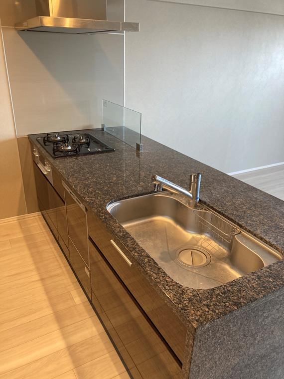 ３口コンロの便利なシステムキッチン。