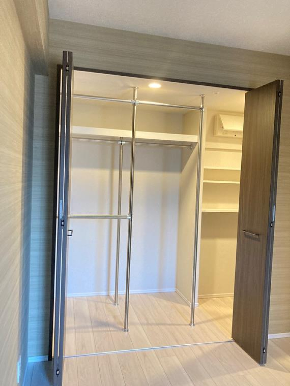 ウォークインクローゼットの様子。