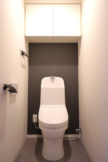 トイレの上には棚があって整理整頓もしやすそうです。※写真は同タイプ住戸です。