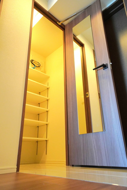 こっちにもゆとりのある収納が！※写真は同タイプ住戸です。