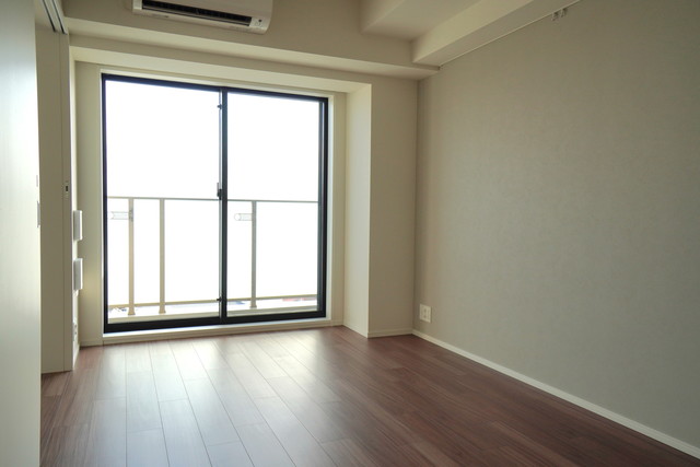 引き戸を広げると広々とした空間が広がります。※写真は同タイプ住戸です。