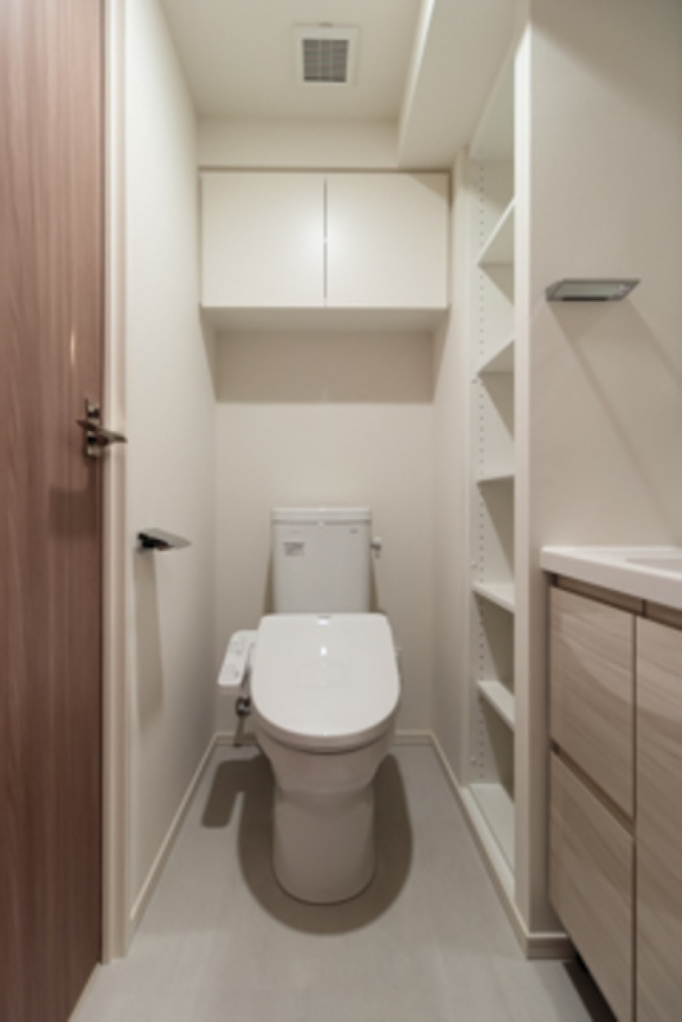 トイレは洗面台と併設されています。※写真は同タイプ住戸です。