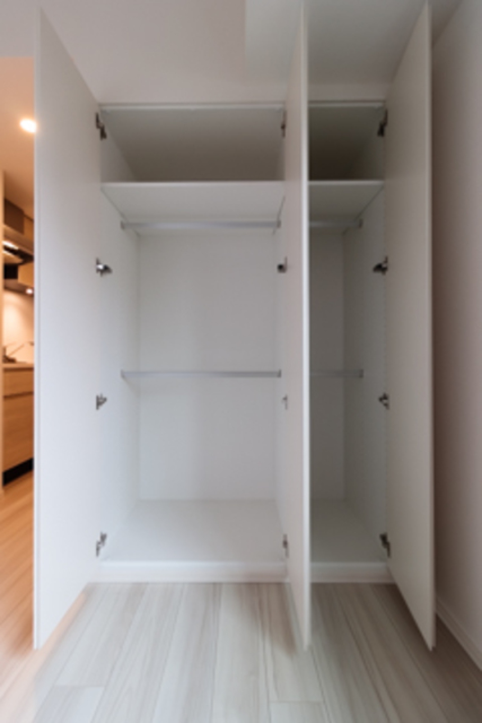 収納を開けたときの様子。※写真は同タイプ住戸です。