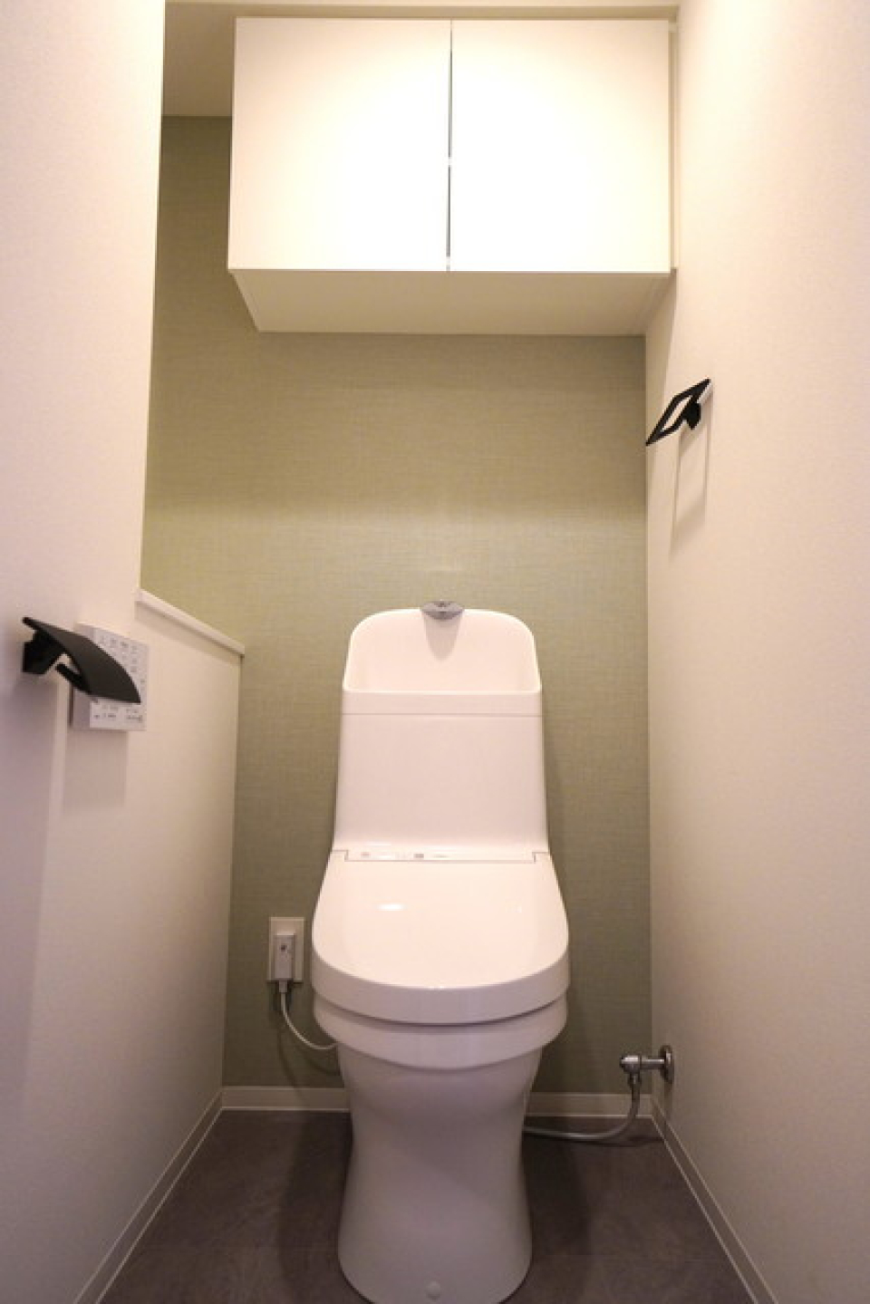 頭上の棚には掃除用具など片付けやすそうです。※写真は同タイプ住戸です。