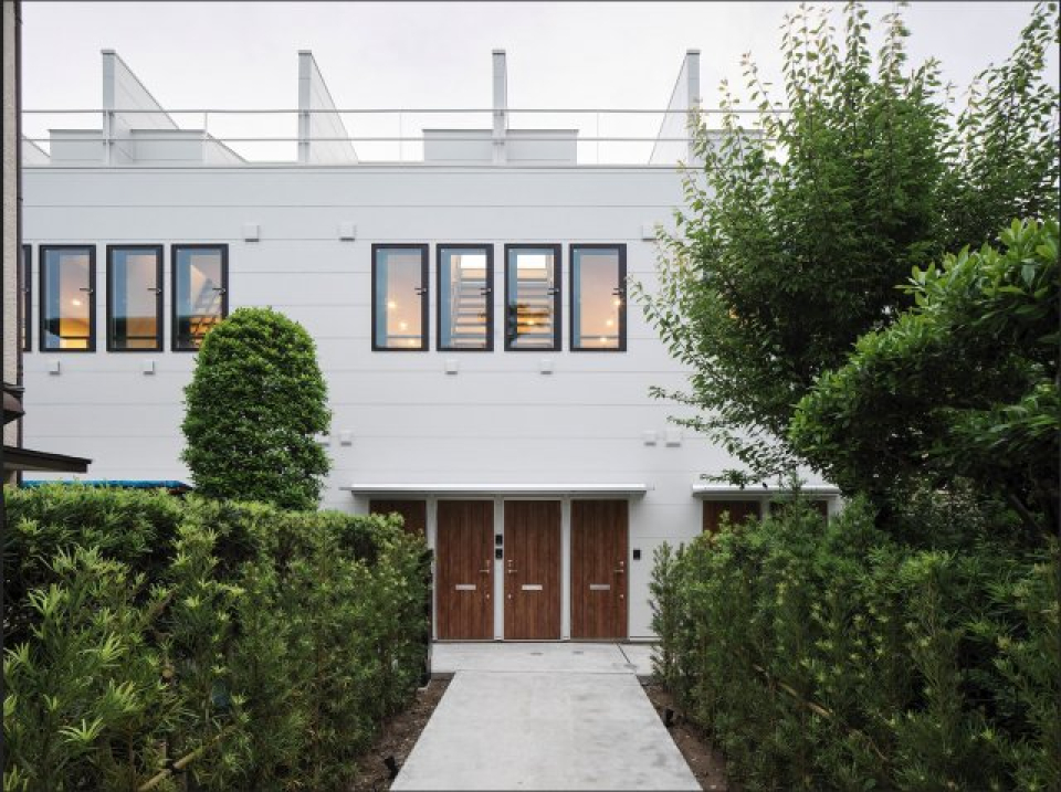 海の街に馴染む建物