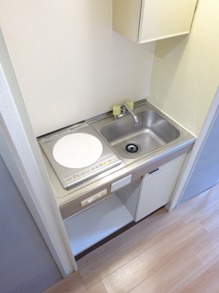 コンパクトなIHが導入されたキッチンです。