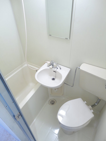 洗面台と浴室、トイレは併設されています。