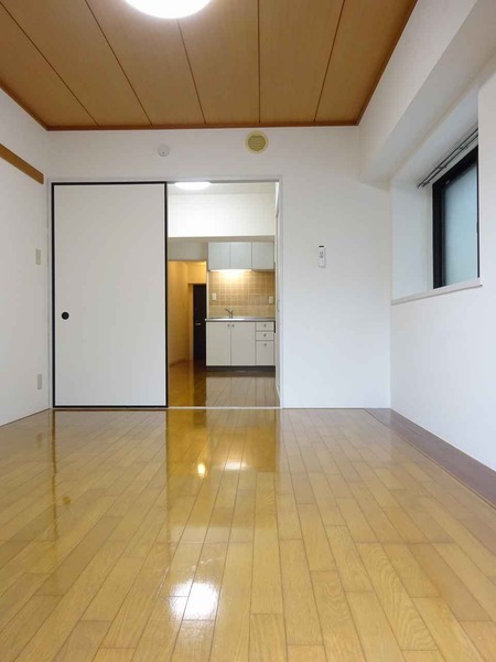 ダイニングとベットルームが扉で仕切られています。