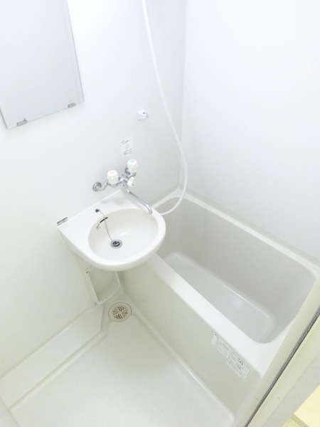 洗面台と浴室が併設されています。