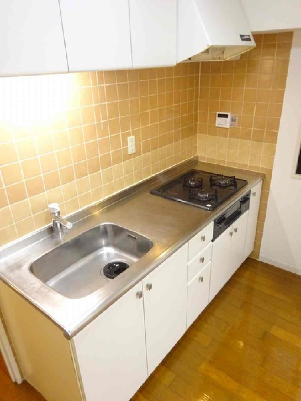 ガスコンロ付きのシステムキッチン。