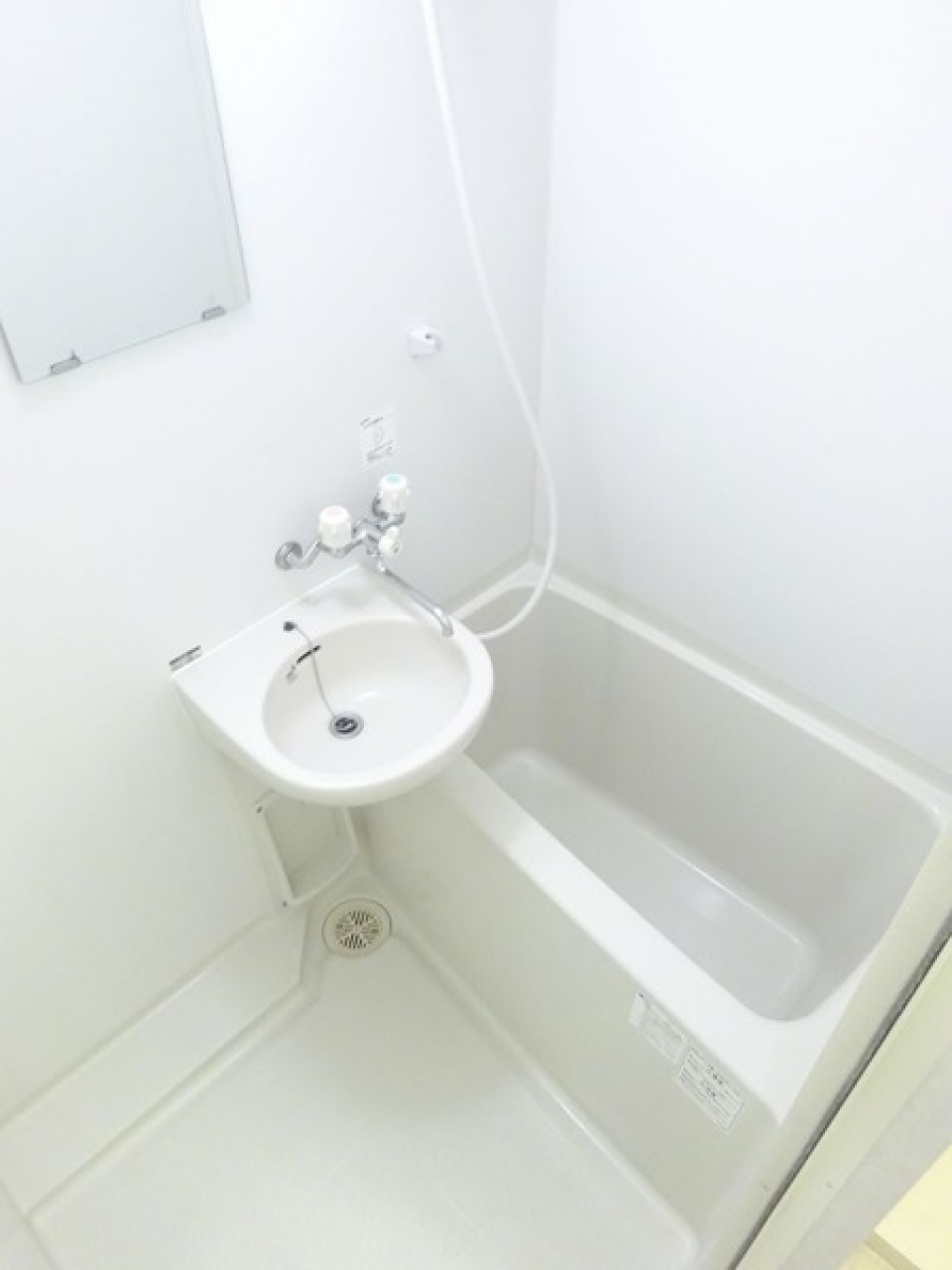 洗面台と浴室が併設されています。