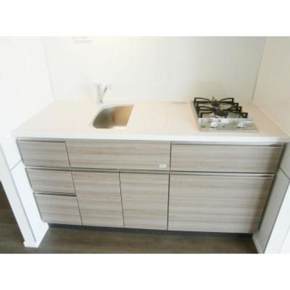 ガスコンロ設置されたシステムキッチン。※写真は同タイプ住戸です。