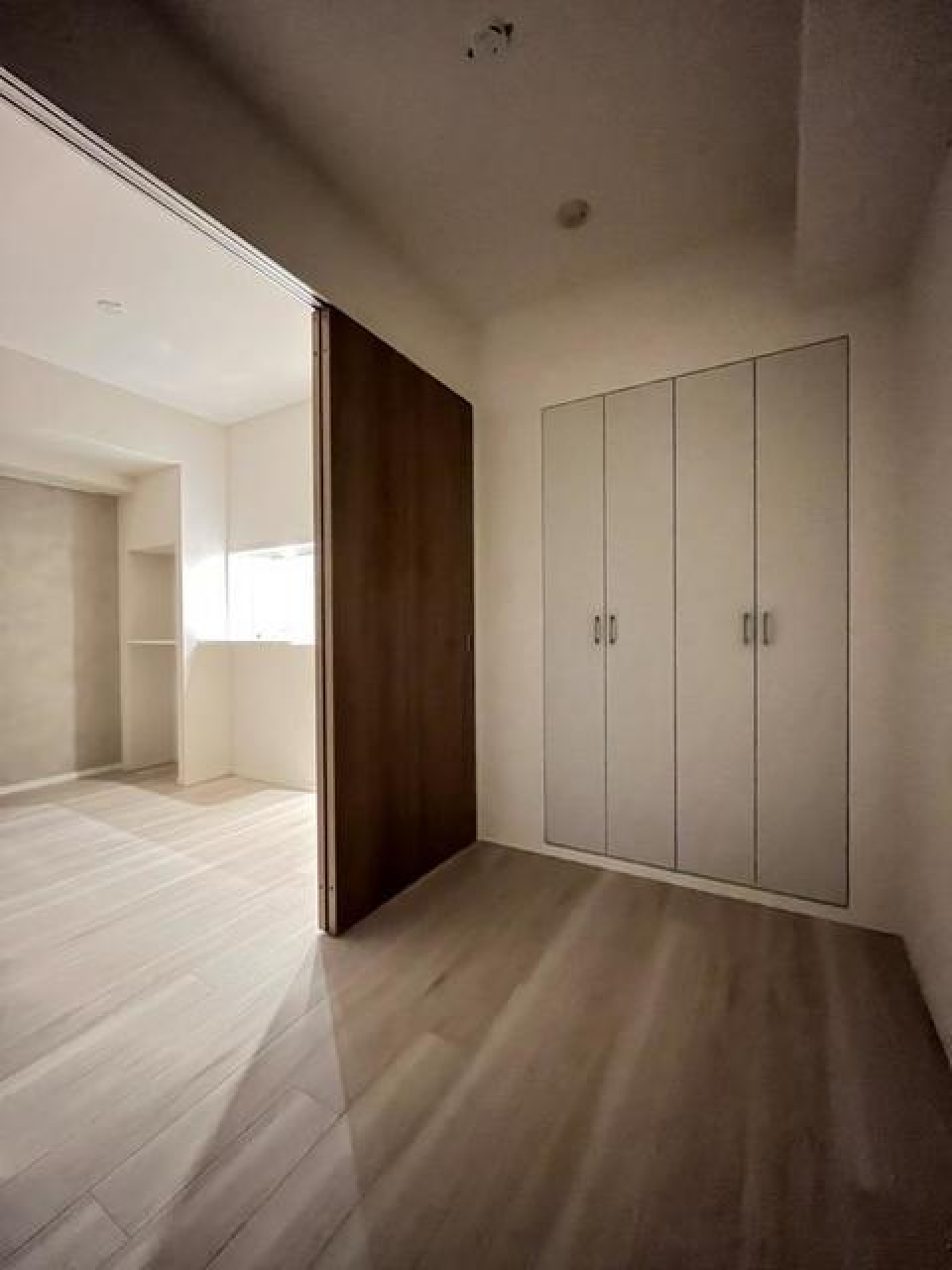 ２．８帖の個室はクローゼット完備で横引き戸で区切られています。※写真は同タイプ住戸です。