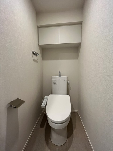 棚があるので掃除用具等整理整頓しやすそうですね！※写真は同タイプ住戸です。