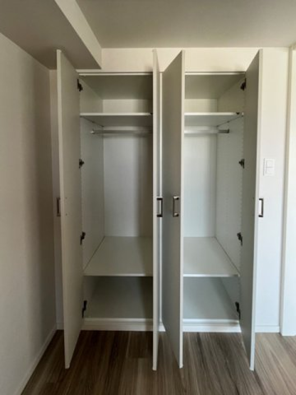 クローゼットを開けたときの様子。※写真は同タイプ住戸です。