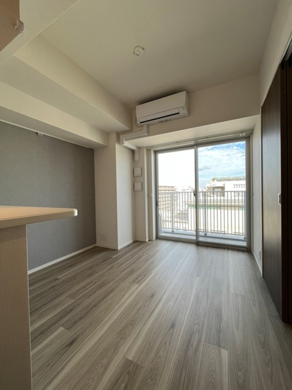 対面式キッチンからは部屋を眺めることが出来ます。※写真は同タイプ住戸です。