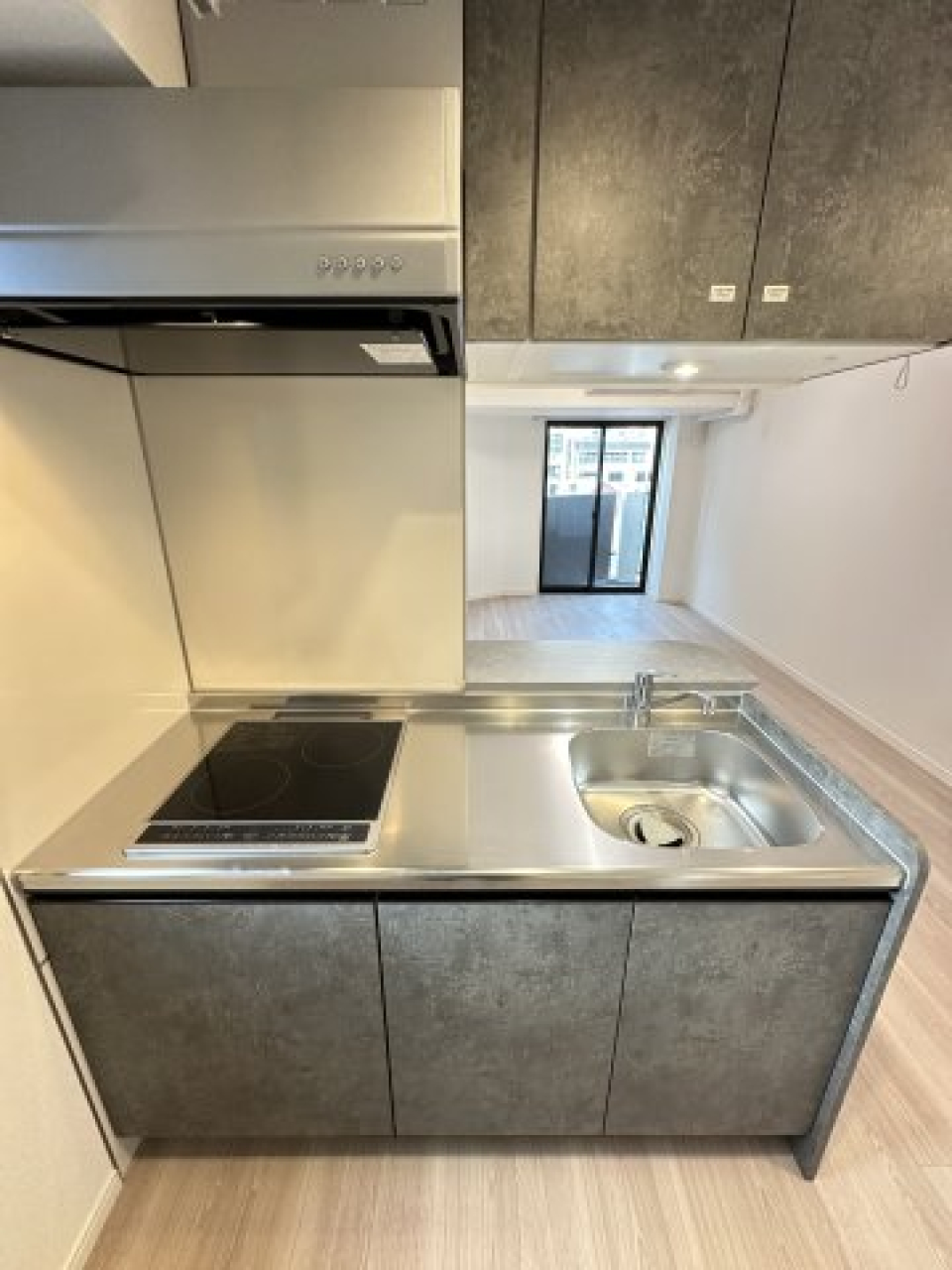 対面式キッチンなので部屋を見渡すことが出来ます。