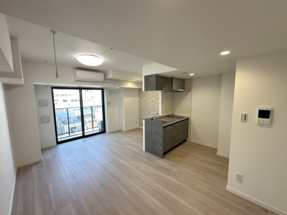 対面式キッチンのある洋室。