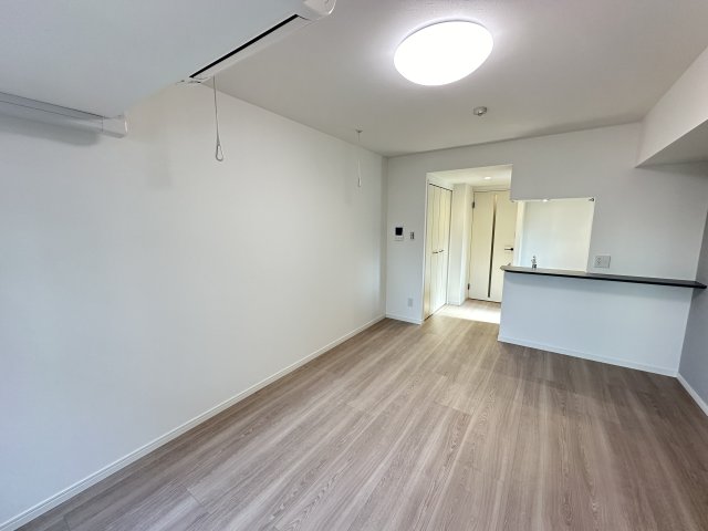 対面式キッチンのある洋室。