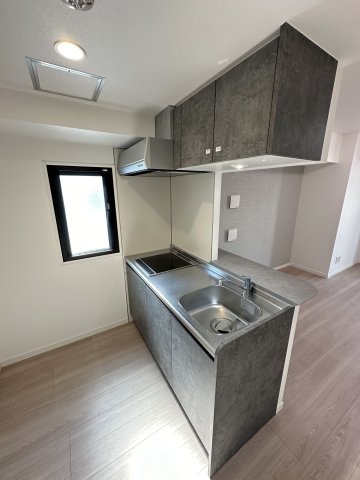 グレーのパネルを採用したスタイリッシュなキッチン