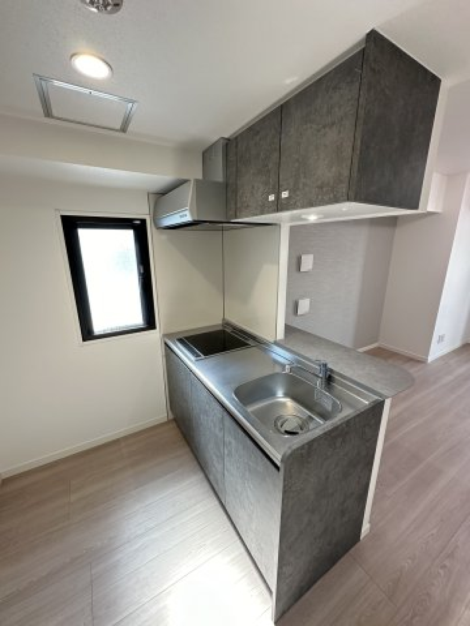 グレーのパネルを採用したスタイリッシュなキッチン