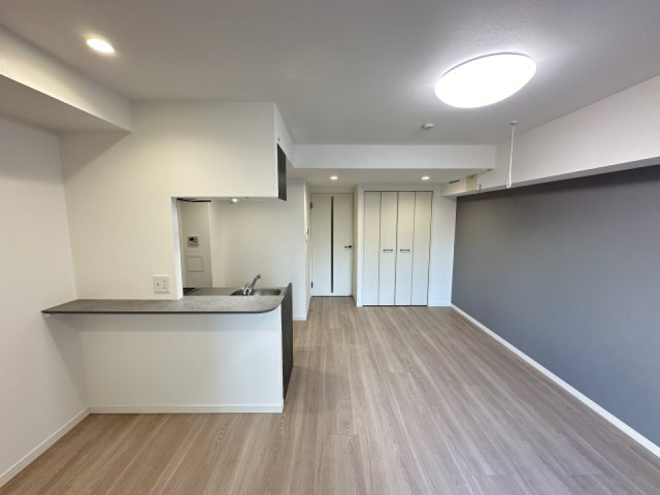 対面式キッチンのある洋室です。※建築中別部屋写真