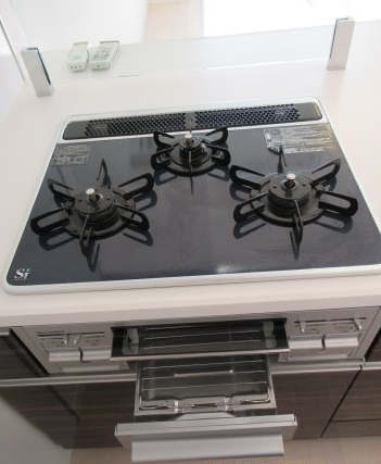 ガスコンロは３口もあるので料理がはかどります。