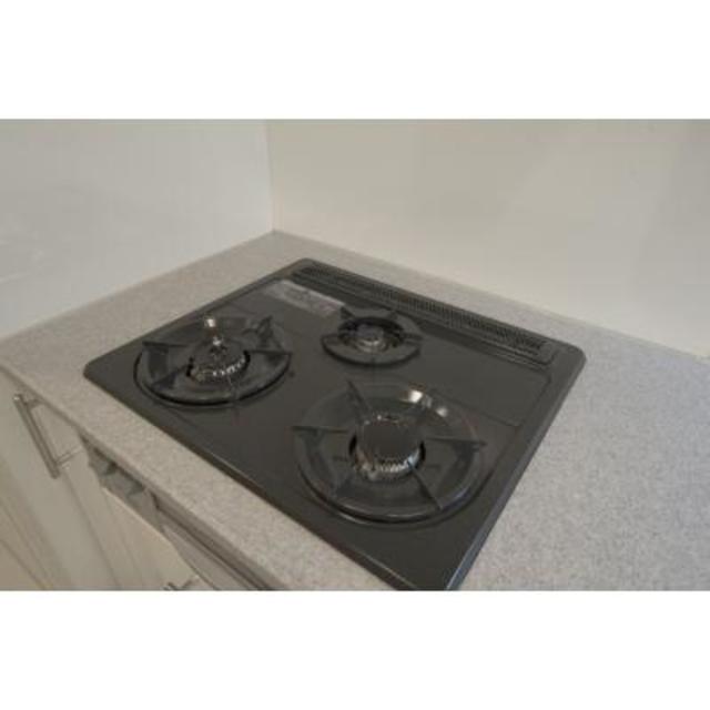 嬉しい3口コンロで料理もはかどりそう！※写真は同タイプ住戸です。
