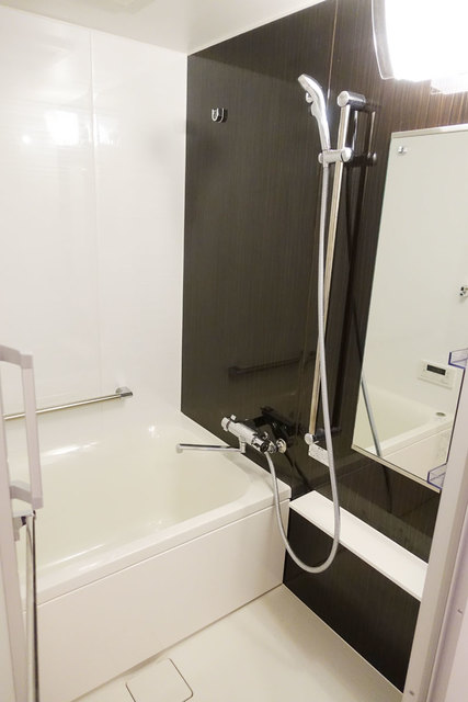 お風呂は黒いパネルでシックな印象を与えてくれます。※写真は同タイプ住戸です。