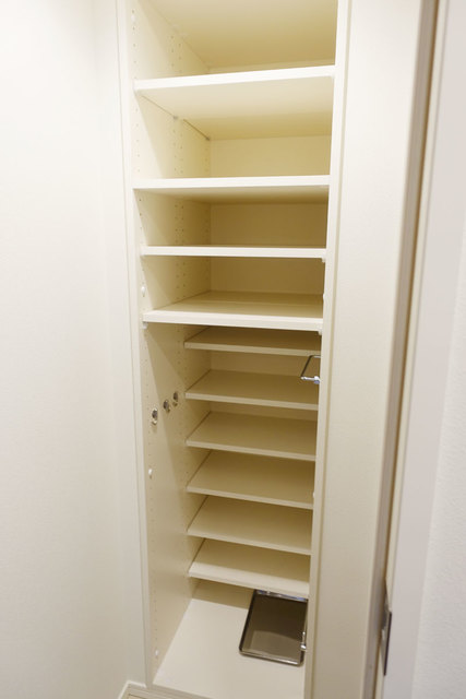 こちらにも収納があります♪※写真は同タイプ住戸です。