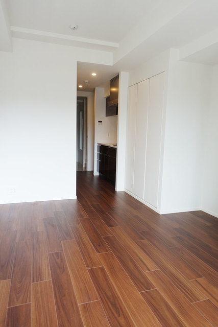 9.2帖の洋室からちらりとキッチンが見えます。※写真は同タイプ住戸です。