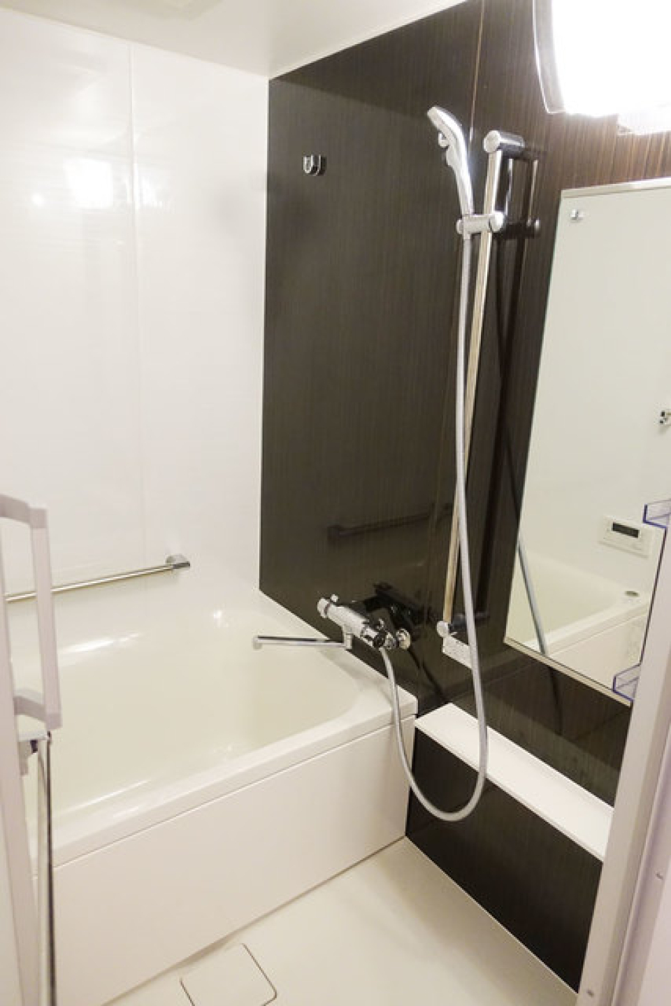 お風呂は黒いパネルでシックな印象を与えてくれます。※写真は同タイプ住戸です。