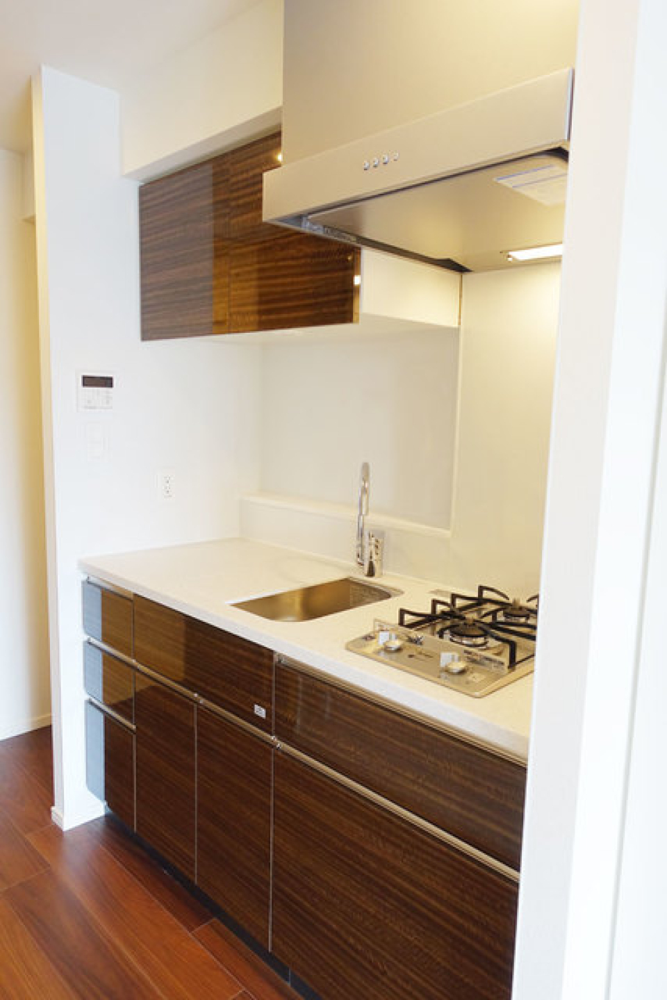 キッチンのタイルは木目でよい感じ♪※写真は同タイプ住戸です。