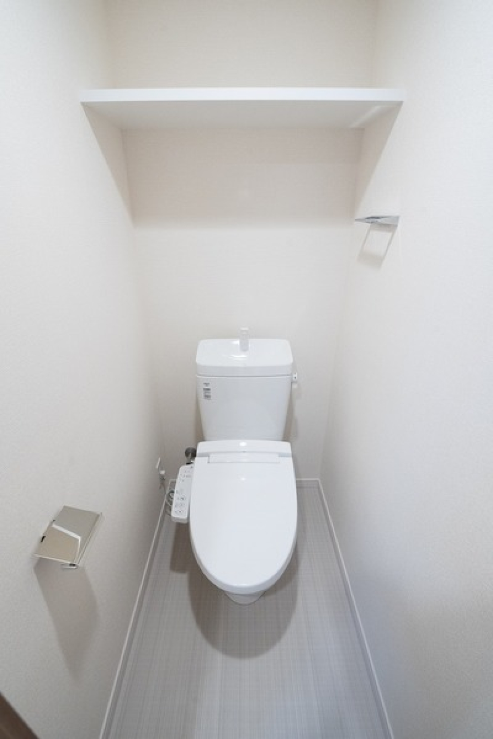 棚があるので掃除用具も整理整頓もしやすそうです。
