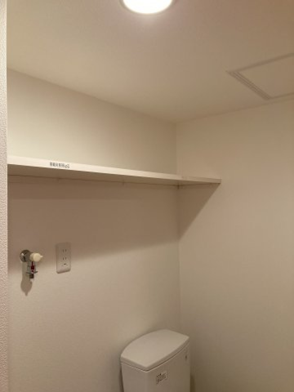 トイレには棚があって整理整頓がしやすそう。※参考写真