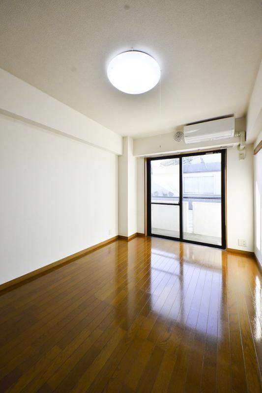 陽射しも入るお部屋。