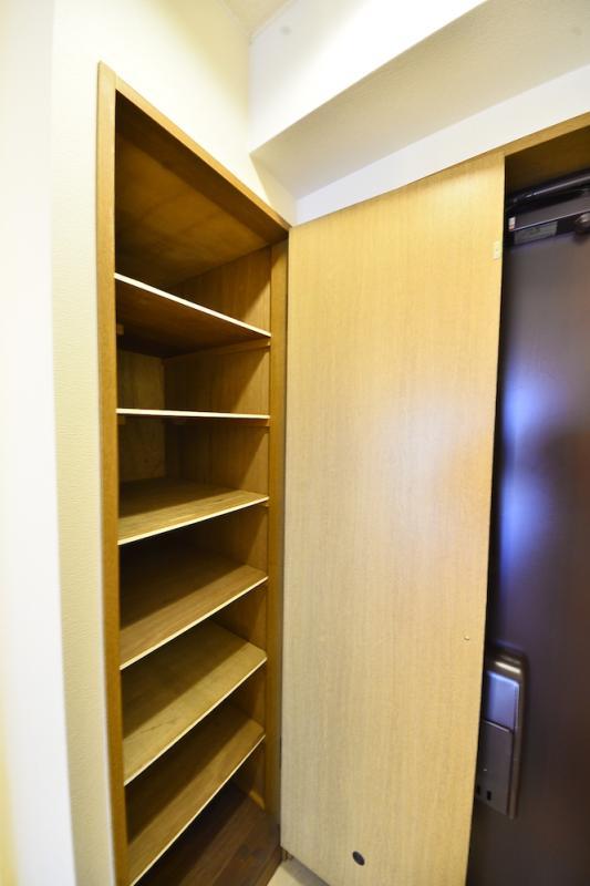 玄関には収納があって物が増えても安心ですね！