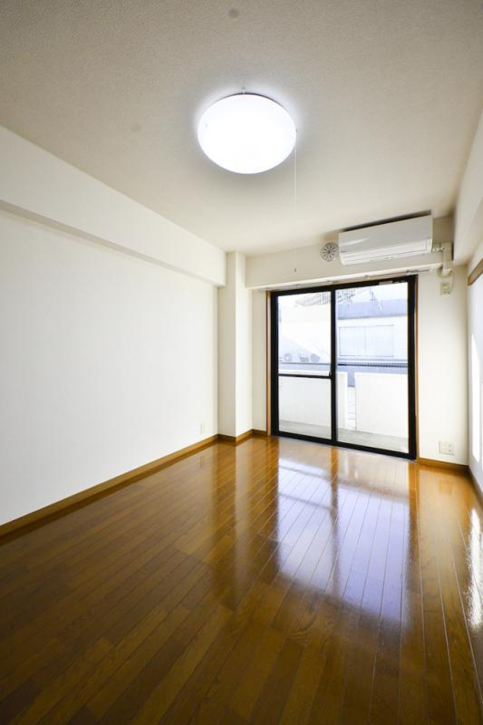 陽射しも入るお部屋。