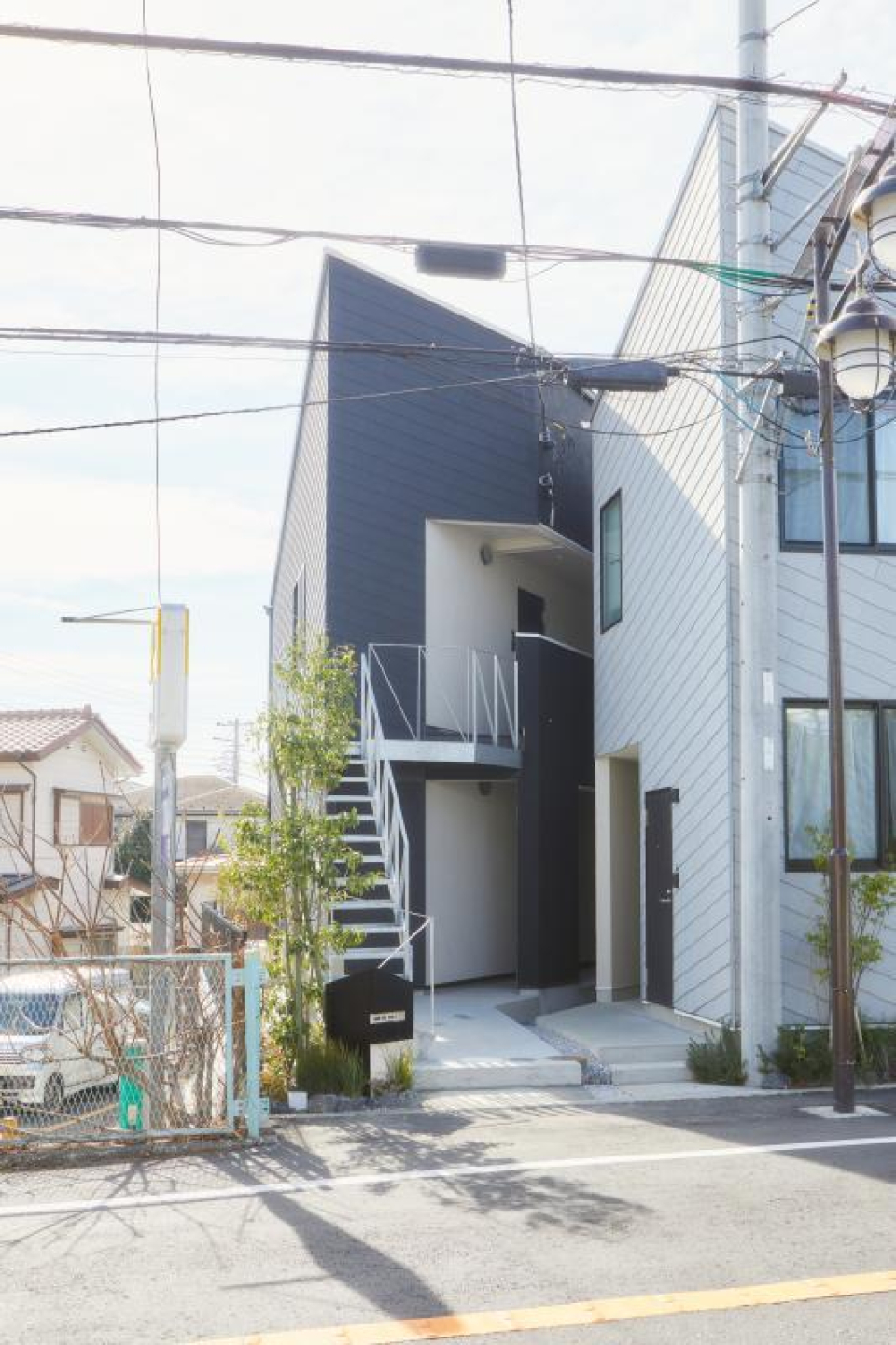 海の街に映える外観