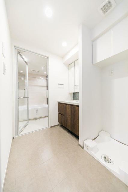 白を基調とした脱衣所
※写真は同タイプ住戸です。