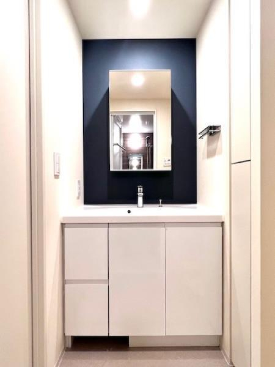 嬉しい独立洗面台。収納もあって便利ですね！