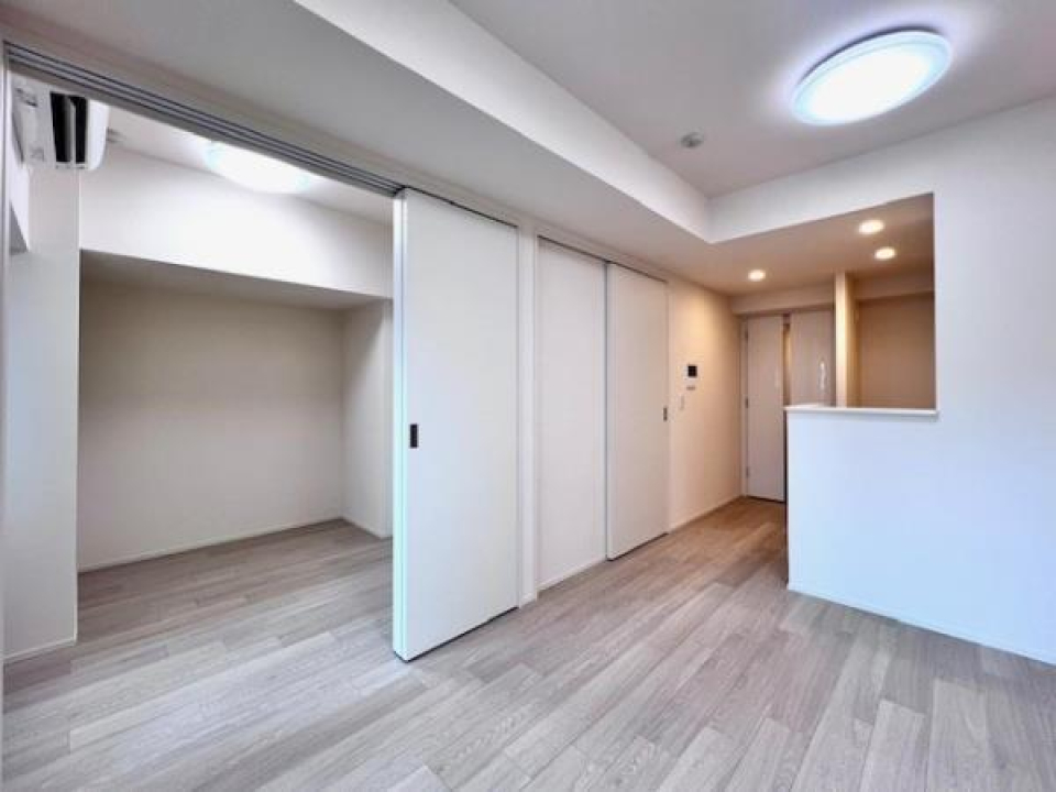 横引の扉で区切られています。