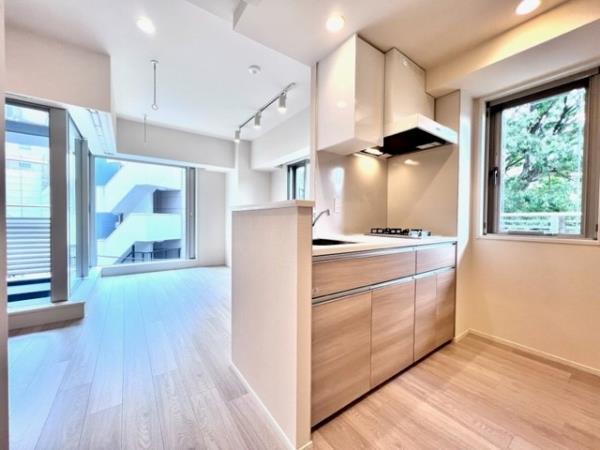 対面キッチンで開放的な室内を見渡すことが出来ます。