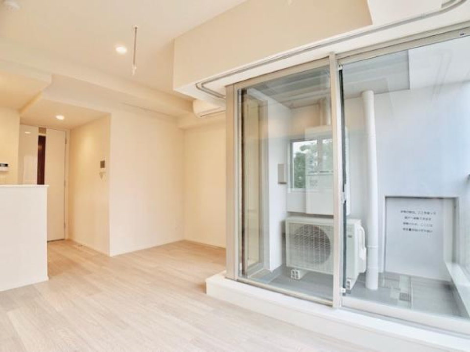 バルコニーはガラス張りになっています。