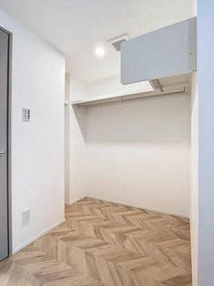 部屋を進むと広いWICがあります