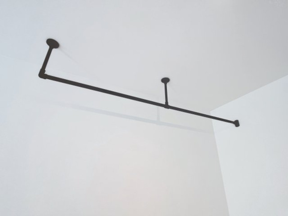 アウターの一時置き場や、ハンギングプランツを掛けてみるのはどうでしょうか