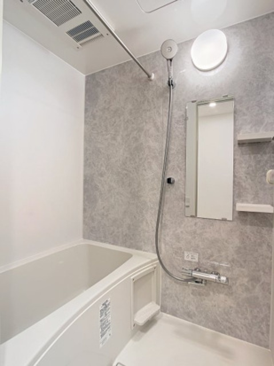 浴室乾燥機能付きのバスルーム