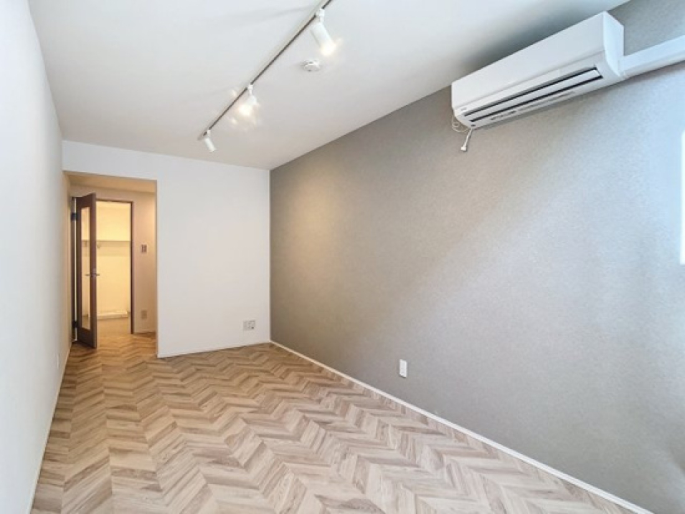 ヘリンボーン型の床がとにかくおしゃれ！