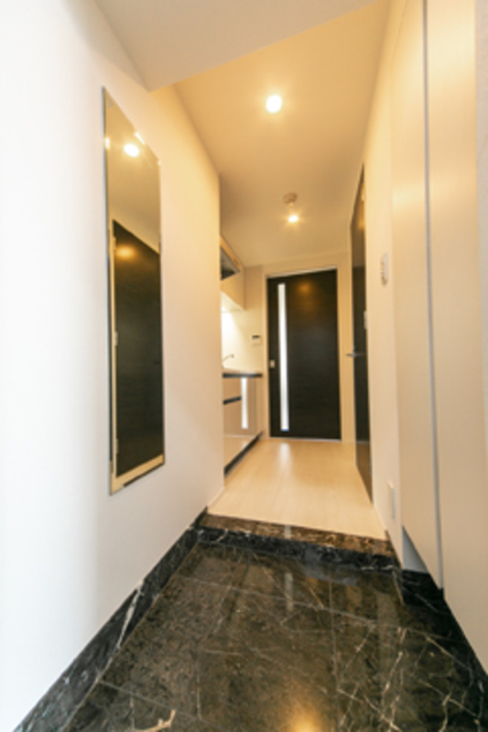 玄関も広々
※写真は同タイプ住戸です。